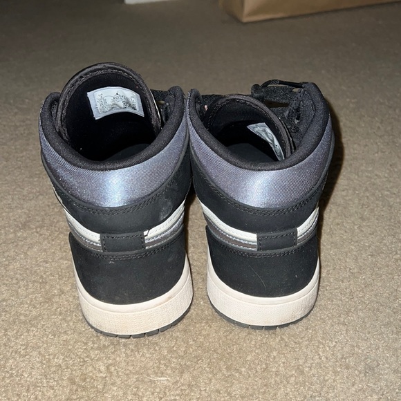 Jordan 1 Mid SE Satin Grey - Picture 4 of 4